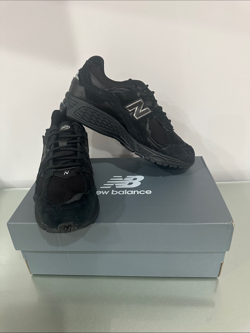 New Balance unisex Black Suede Sneakers